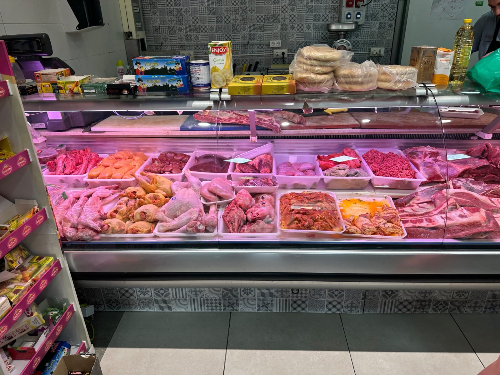Mostrador con la carne del día en Carnicería Sefiani Ca n'Anglada
