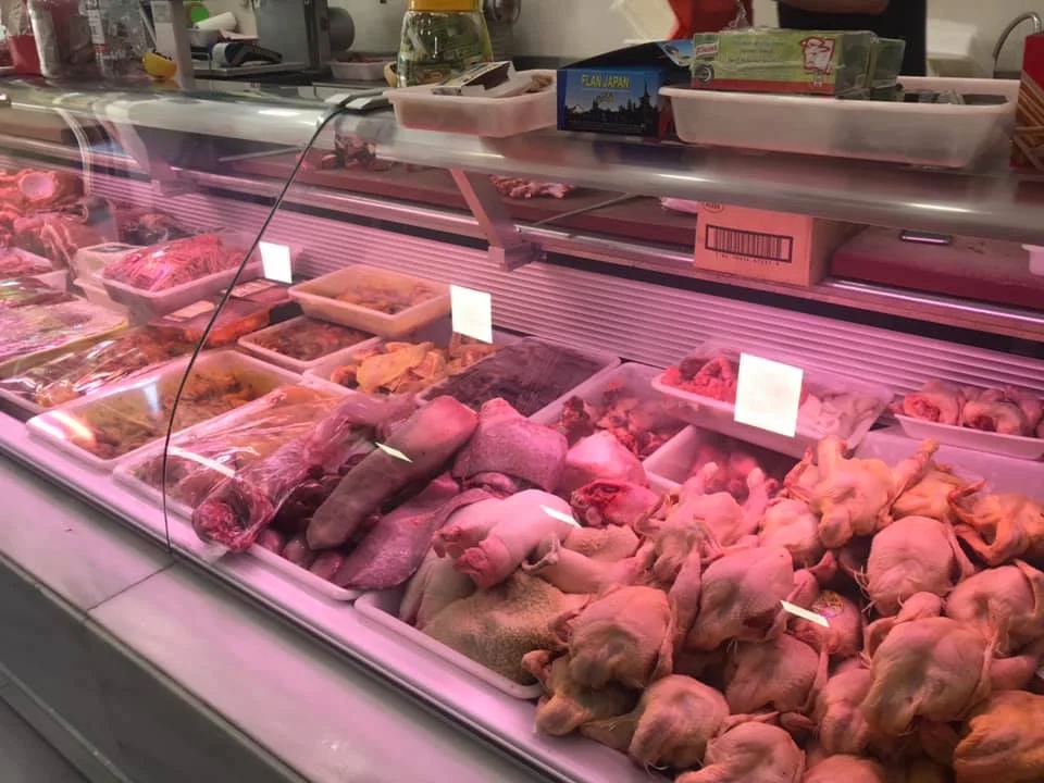 Mostrador con la carne del día en Carnicería Sefiani Can Palet