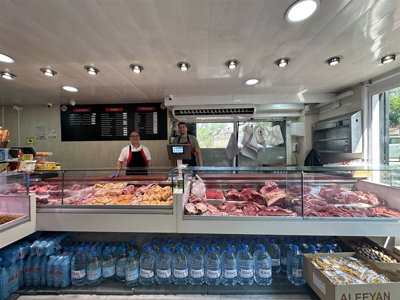 Mostrador con la carne del día en Carnicería Sefiani Rubí